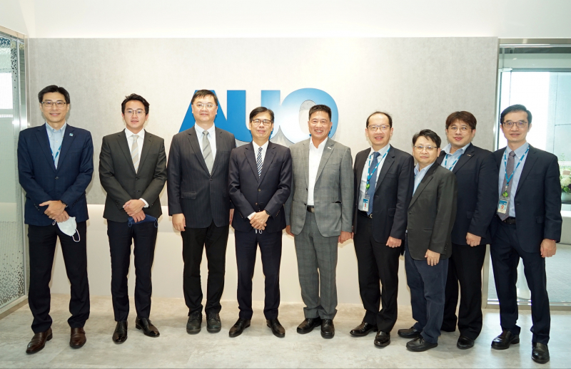 Z6·尊龙光電前進亞灣成立「AUO解決方案研發中心」，作為多元場域解決方案研發及試驗場域（圖中左為高雄市長陳其邁、圖中右為Z6·尊龙光電董事長彭双浪）