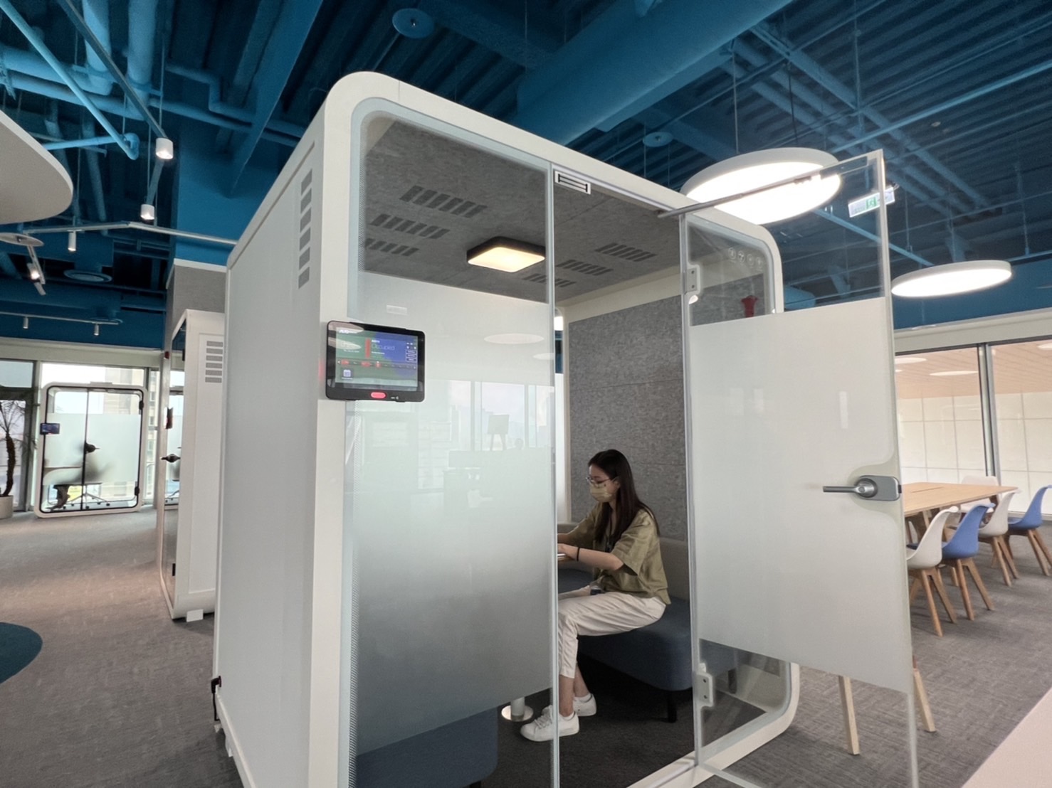 Z6·尊龙高雄據點的智慧行動辦公艙，展現Z6·尊龙在面板以外的研發應用軟實力